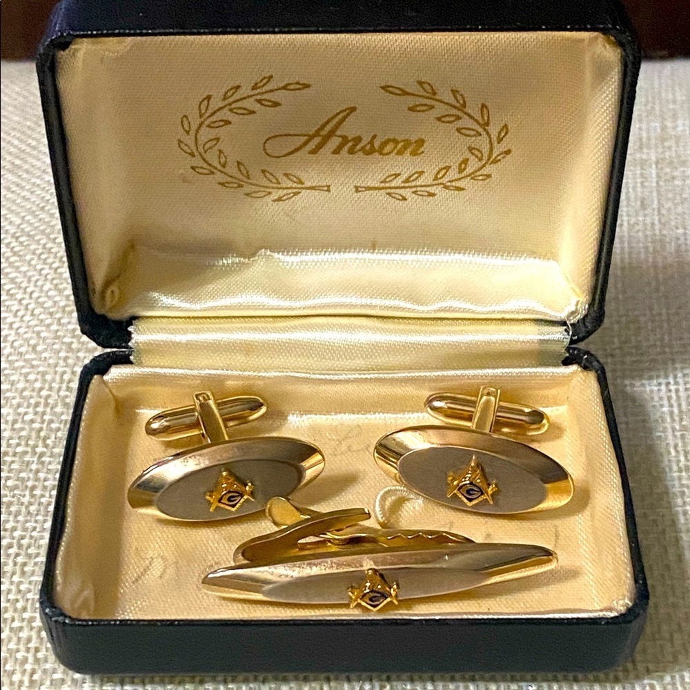 Vintage Anson Shriners tie bar and cuff link set